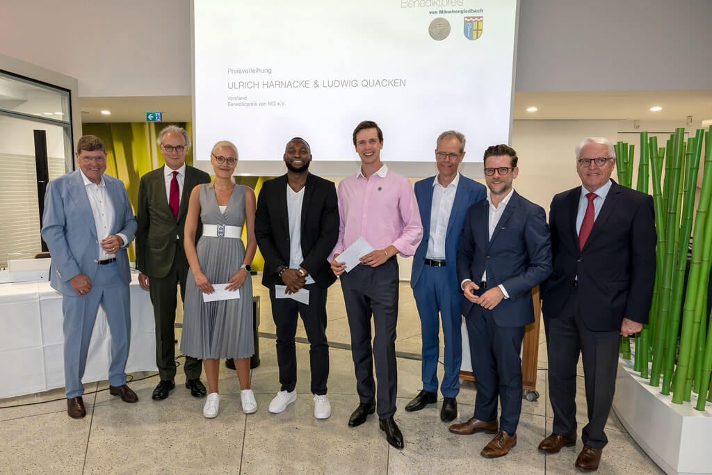 Strahlende Gesichter bei Preisträgern und Preisverleihern von links: Strahlende Gesichter bei Preisträgern und Preisverleihern von links: Ludwig Quacken und Ulrich Harnacke (Schatzmeister und Vorsitzender Vorstand Benediktpreis von Mönchengladbach e.V.), die drei Preisträger Elisabeth Nierle, Contimi Kenfack sowie Christopher Reiners, Prof. Dr. Harald Vergossen (Vorstand Benediktpreis von Mönchengladbach e.V.), Oberbürgermeister Felix Heinrichs sowie Bernd Hillenkamps (stellvertretender Vorsitzender Benediktpreis von Mönchengladbach e.V.). Foto: Kaspar Müller-Bringmann / Abdruck honorarfrei